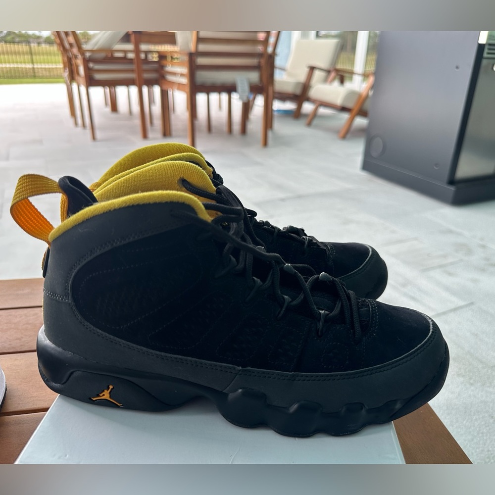 Air Jordan Retro 9 (Dark charcoal/university gold), Boys Size 7Y